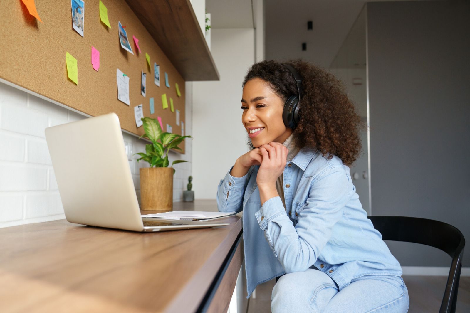 smilimh woman in front  of laptop